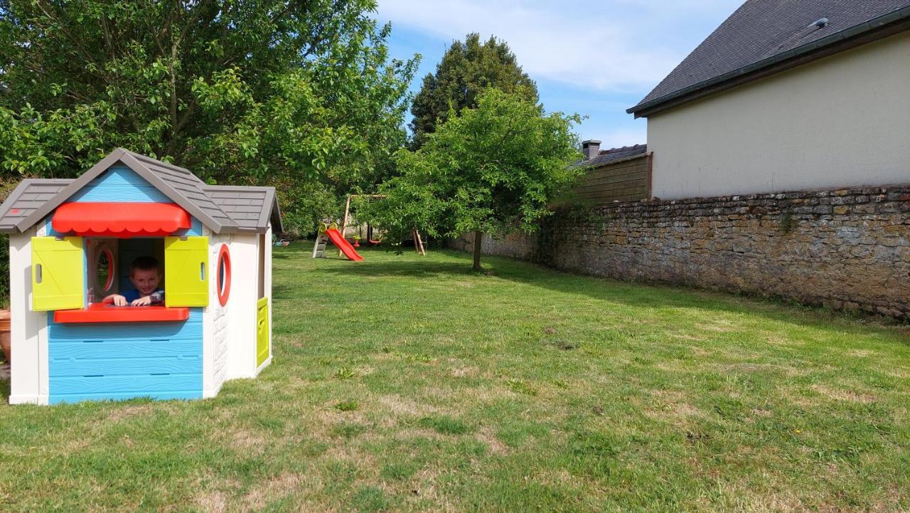 Le So Art, Grande Maison 4 Chambres, Terrain De Petanque, Grand Jardin Clos, Flipper, Babyfoot, Jeux Arcade, Ping Pong,1 Km Mer, Proche Golf, Port En Bessin, Bayeux Et Plages Du Debarquement, Adaptee Enfants Commes Luaran gambar