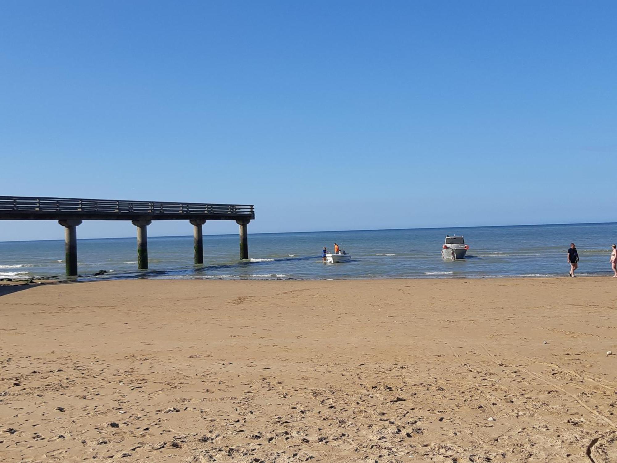 Le So Art, Grande Maison 4 Chambres, Terrain De Petanque, Grand Jardin Clos, Flipper, Babyfoot, Jeux Arcade, Ping Pong,1 Km Mer, Proche Golf, Port En Bessin, Bayeux Et Plages Du Debarquement, Adaptee Enfants Commes Luaran gambar