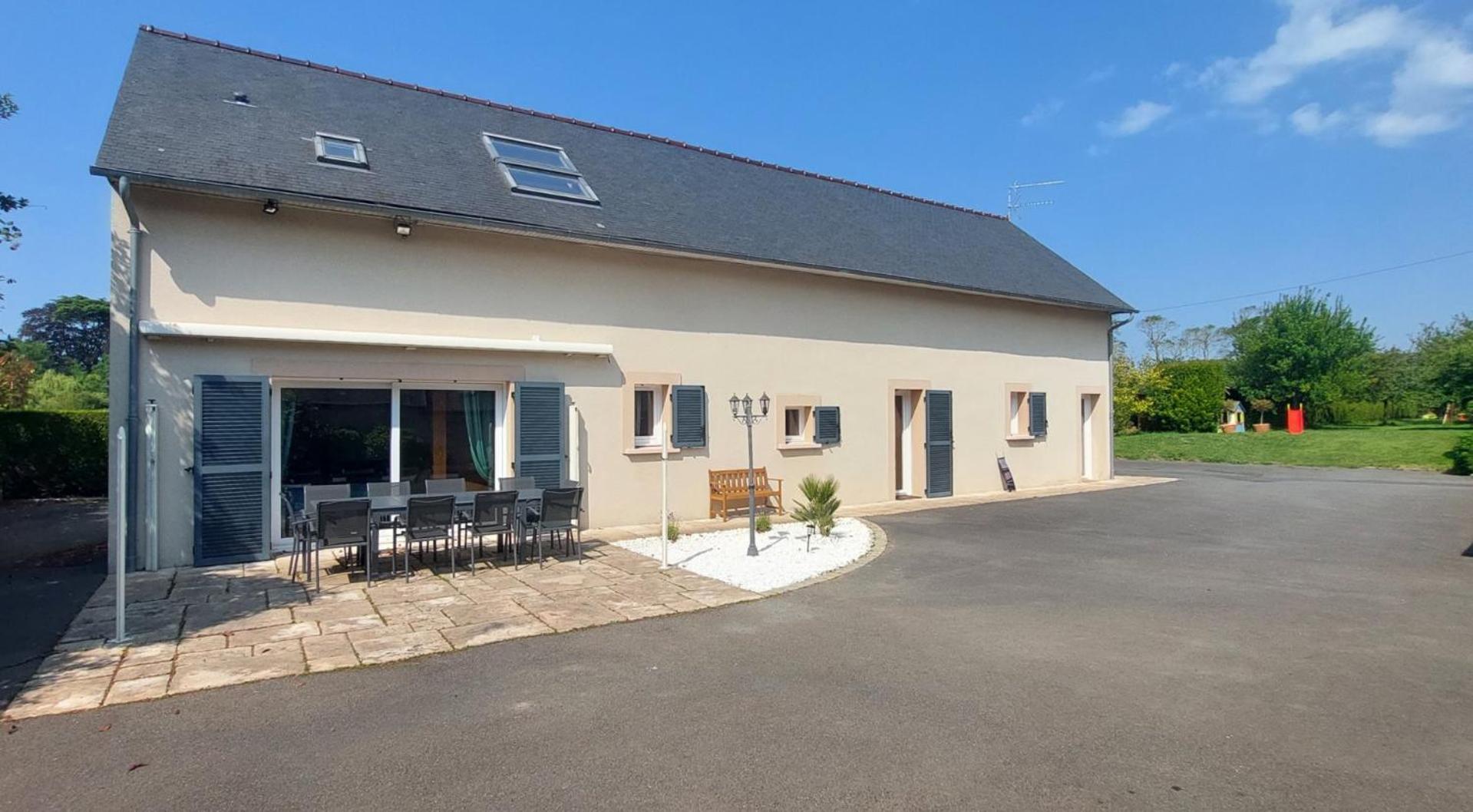 Le So Art, Grande Maison 4 Chambres, Terrain De Petanque, Grand Jardin Clos, Flipper, Babyfoot, Jeux Arcade, Ping Pong,1 Km Mer, Proche Golf, Port En Bessin, Bayeux Et Plages Du Debarquement, Adaptee Enfants Commes Luaran gambar