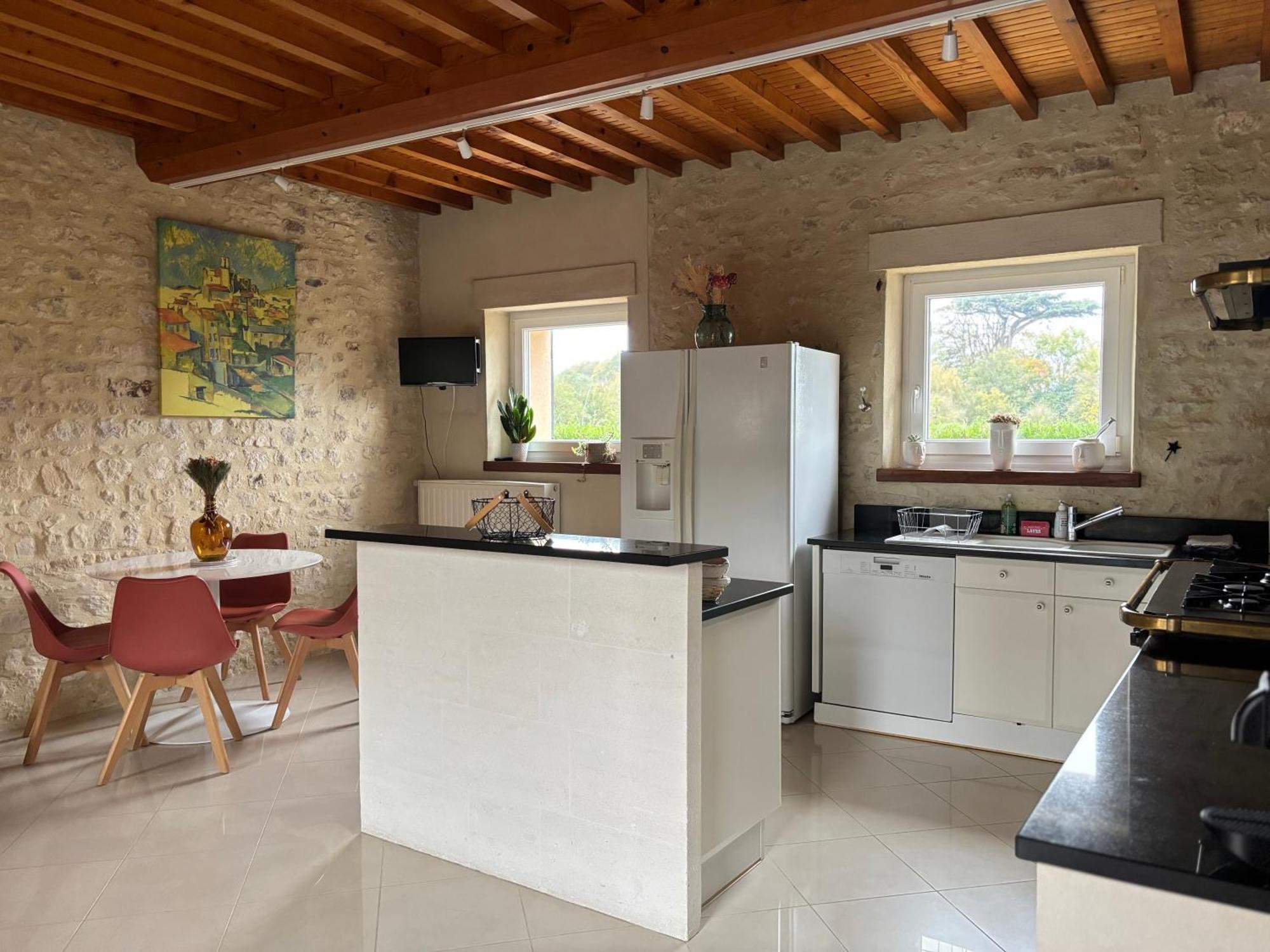Le So Art, Grande Maison 4 Chambres, Terrain De Petanque, Grand Jardin Clos, Flipper, Babyfoot, Jeux Arcade, Ping Pong,1 Km Mer, Proche Golf, Port En Bessin, Bayeux Et Plages Du Debarquement, Adaptee Enfants Commes Luaran gambar