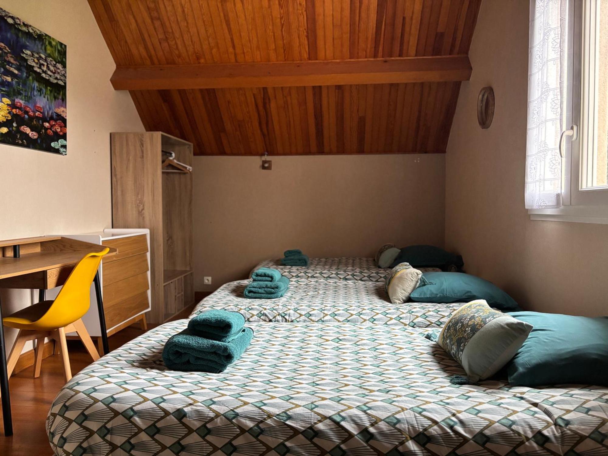 Le So Art, Grande Maison 4 Chambres, Terrain De Petanque, Grand Jardin Clos, Flipper, Babyfoot, Jeux Arcade, Ping Pong,1 Km Mer, Proche Golf, Port En Bessin, Bayeux Et Plages Du Debarquement, Adaptee Enfants Commes Luaran gambar