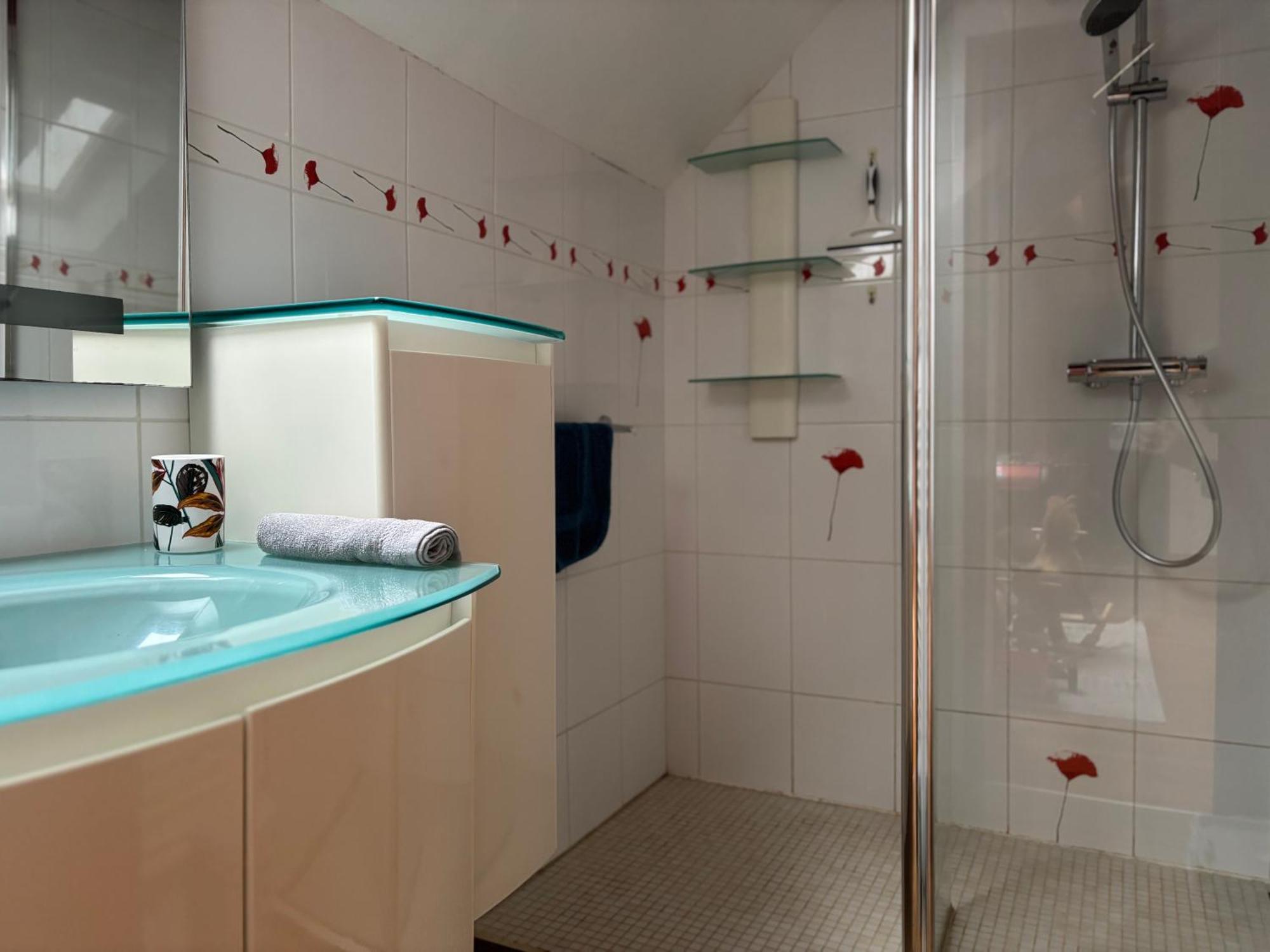 Le So Art, Grande Maison 4 Chambres, Terrain De Petanque, Grand Jardin Clos, Flipper, Babyfoot, Jeux Arcade, Ping Pong,1 Km Mer, Proche Golf, Port En Bessin, Bayeux Et Plages Du Debarquement, Adaptee Enfants Commes Luaran gambar
